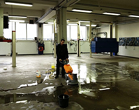 Reinigen vloer werkplaats